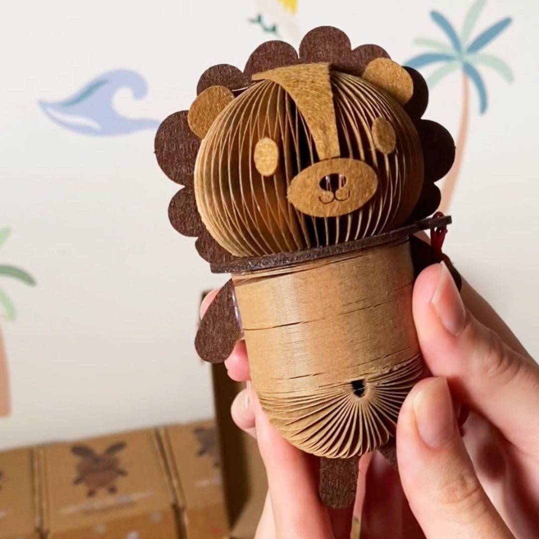 Ludo the Lion Paper Slinky Charm - Paper Pops