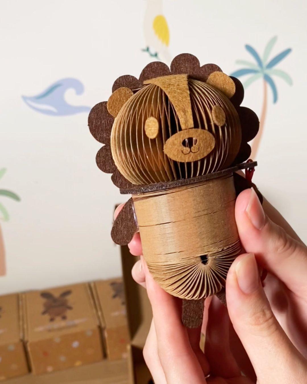 Ludo the Lion Paper Slinky Charm - Paper Pops